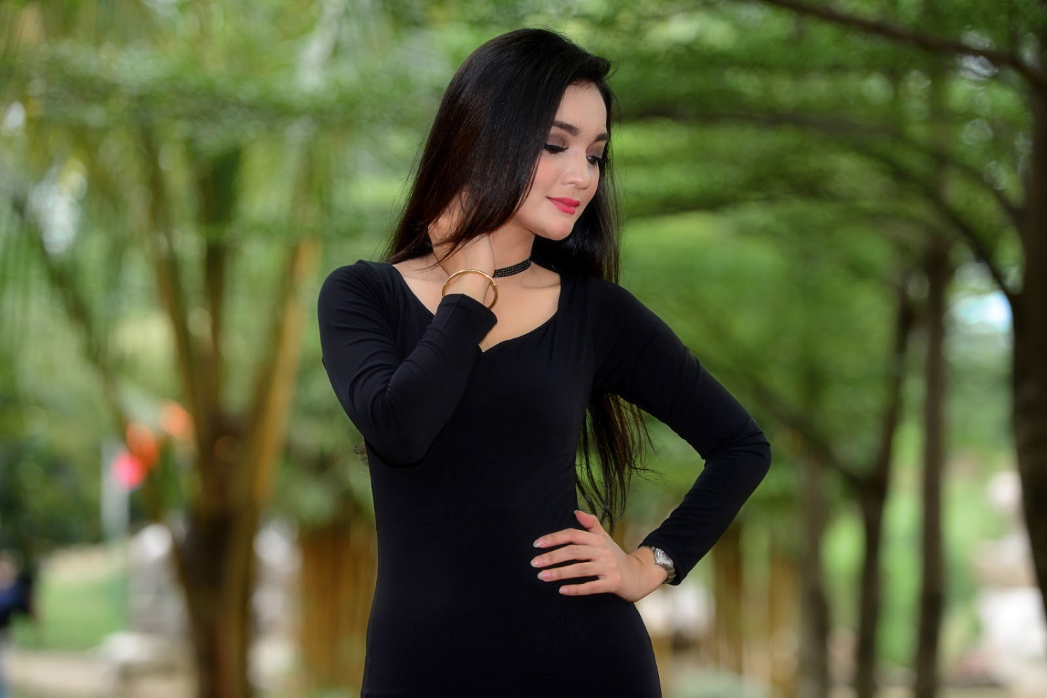 Foto Model Umi Kulsum Dalam Balutan Gaun Hitam Seksi Nan Elegan Dzargon