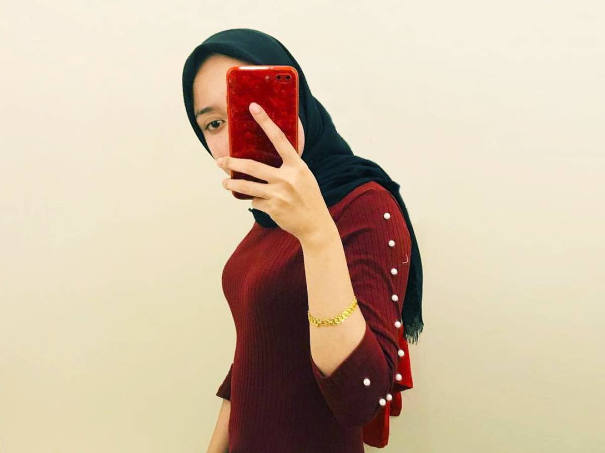 PAP Cewek Hijab di dalam kamar ganti gaun merah ketat