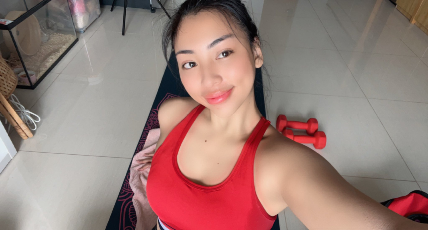 Selfie Seksi Model Popular Angela Lorenza Tanktop Sport Bra Merah Cindo