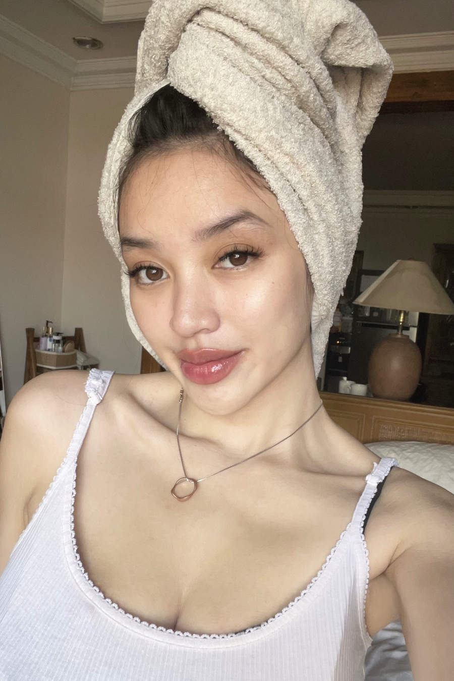 Amanda Zahra seksi Selfie habis mandi pakai handuk