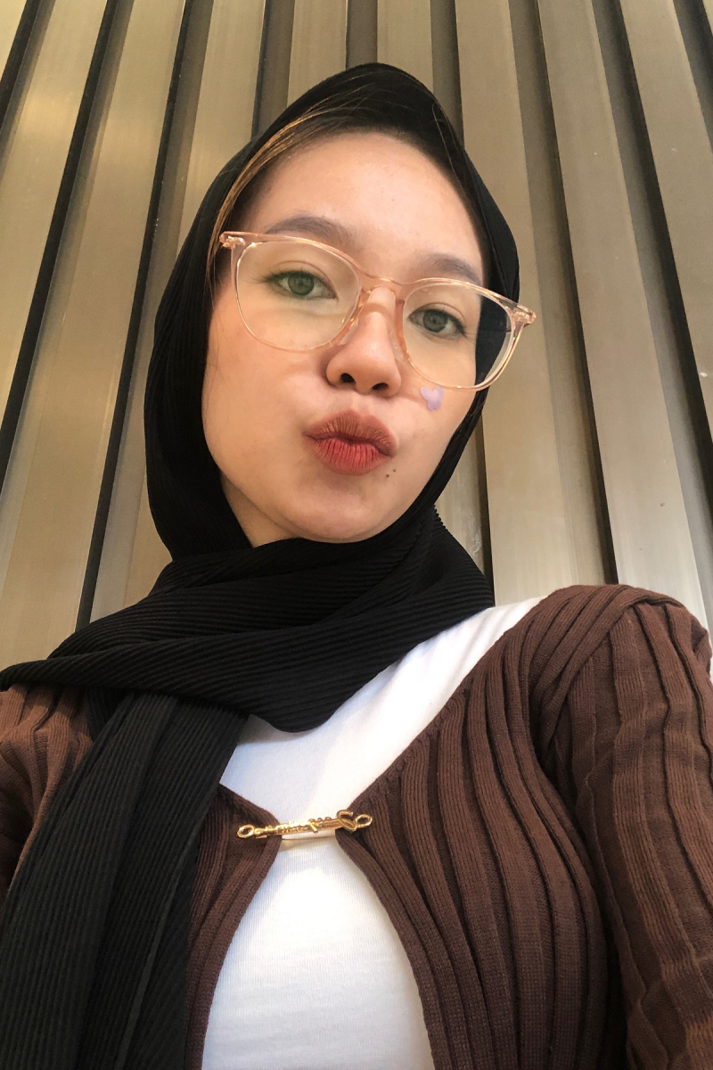 Kaos Putih Ketat Fadhila Razak Viral Bibir Manyun