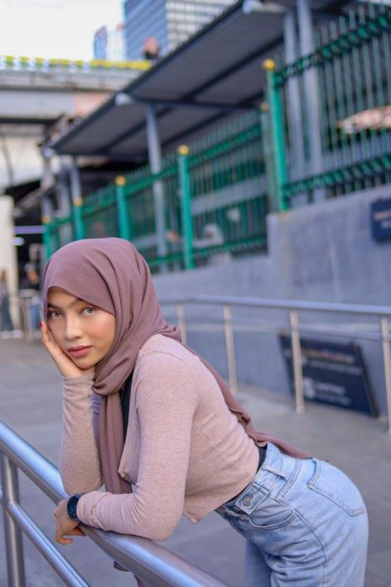 Galeri Foto Oklin Fia Seksi Kenakan Jeans Ketat