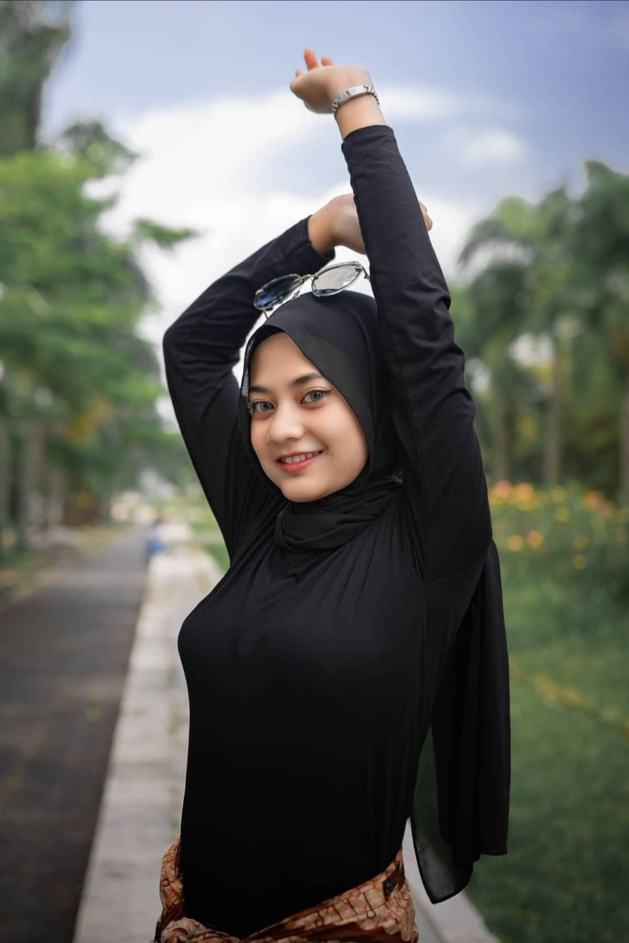 Galeri Cewek Jilbab Ketat dengan Dress Tema Hitam