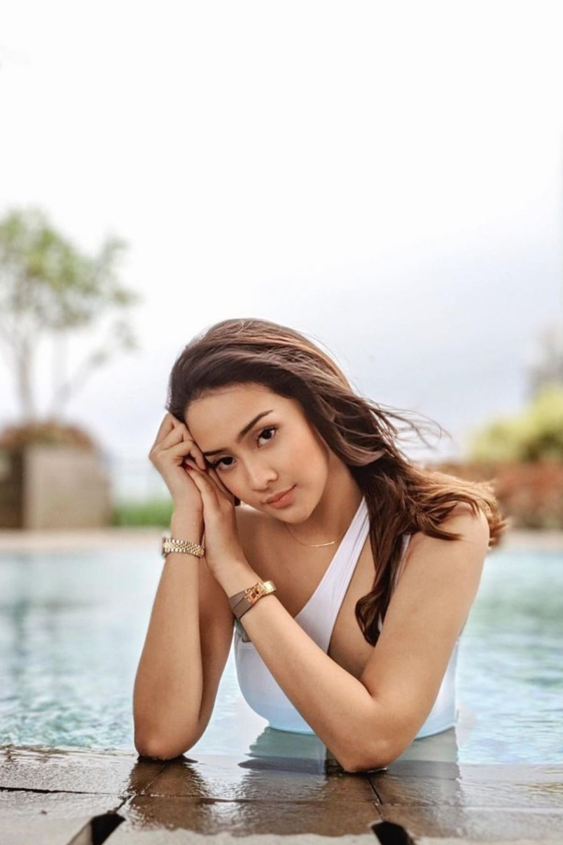 Pose menggoda gaya foto di kolam renang Anya Geraldine Bikini Putih