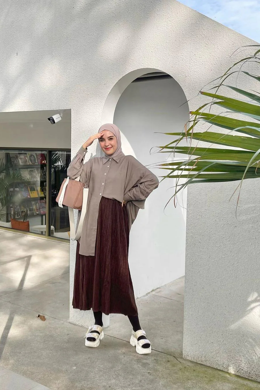 Ide Pose Foto Berdiri Hijab