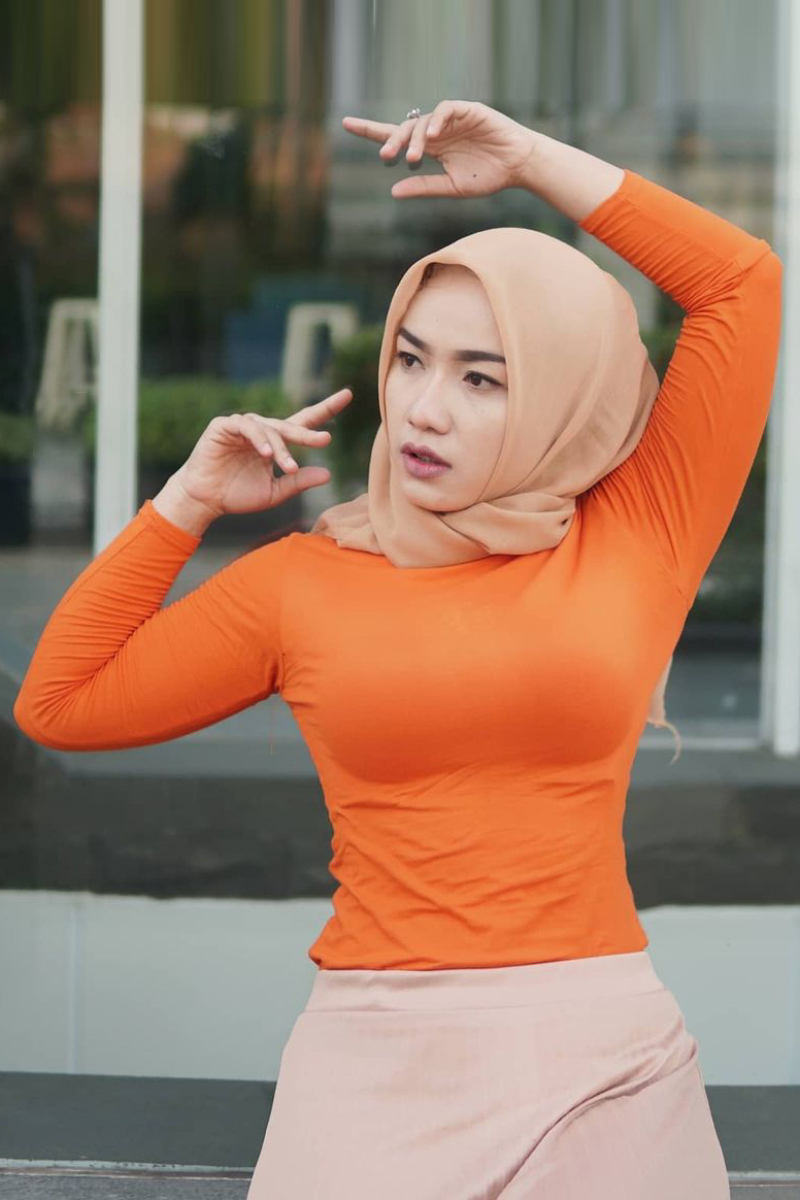 Beby Zain Seksi Selebgram Hijab Baju kaos ketat Toge