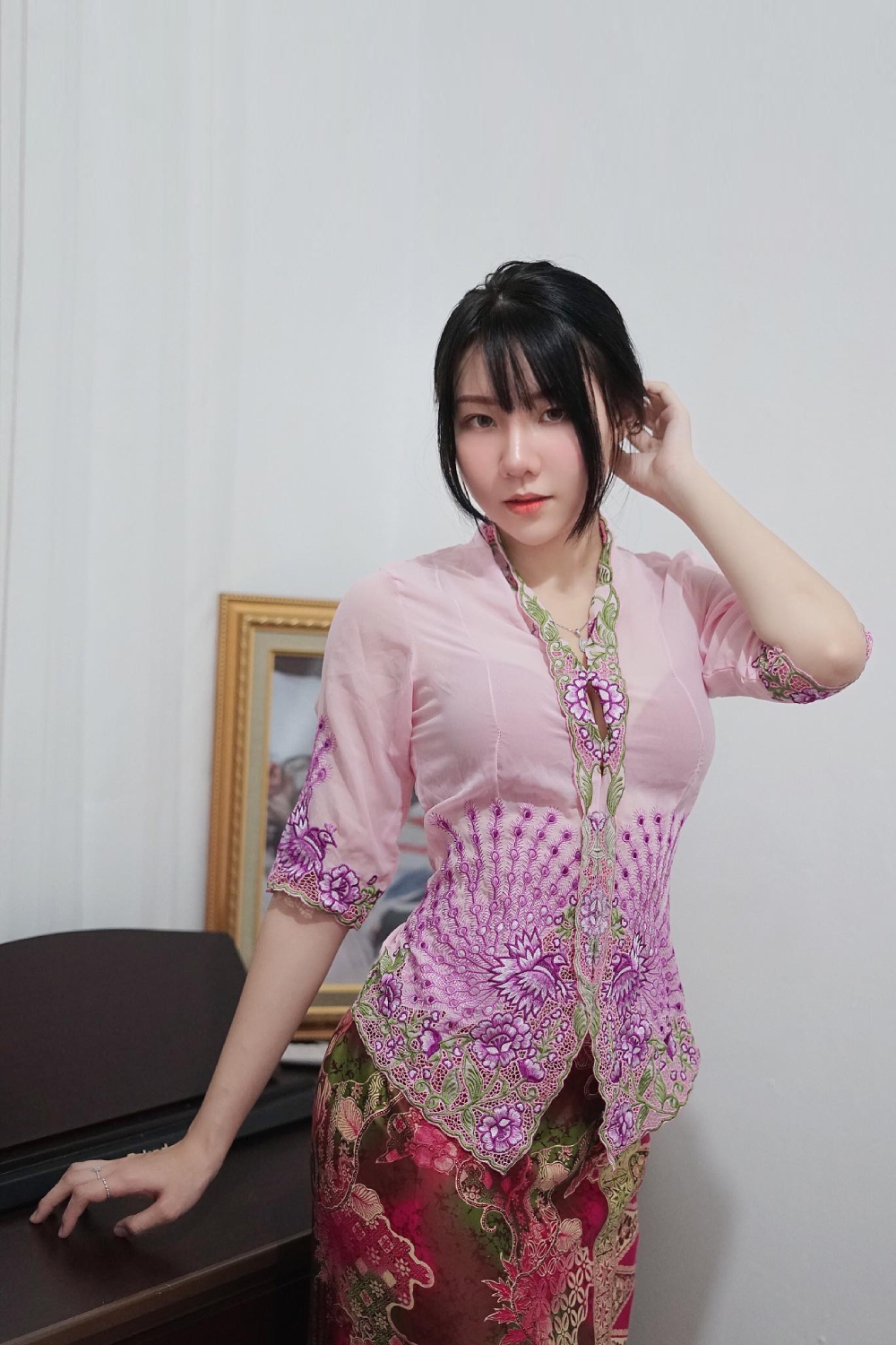 Kebaya Tradisional Seksi Jena Dammayya Pink Sarung Batik