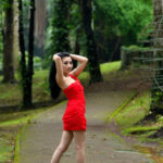 Backpose seksi Ade Sagtia Hunting Foto Model