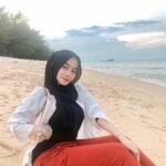 Eyny Mawar Selebgram Seksi Hijab Malaysia Liburan di Pantai