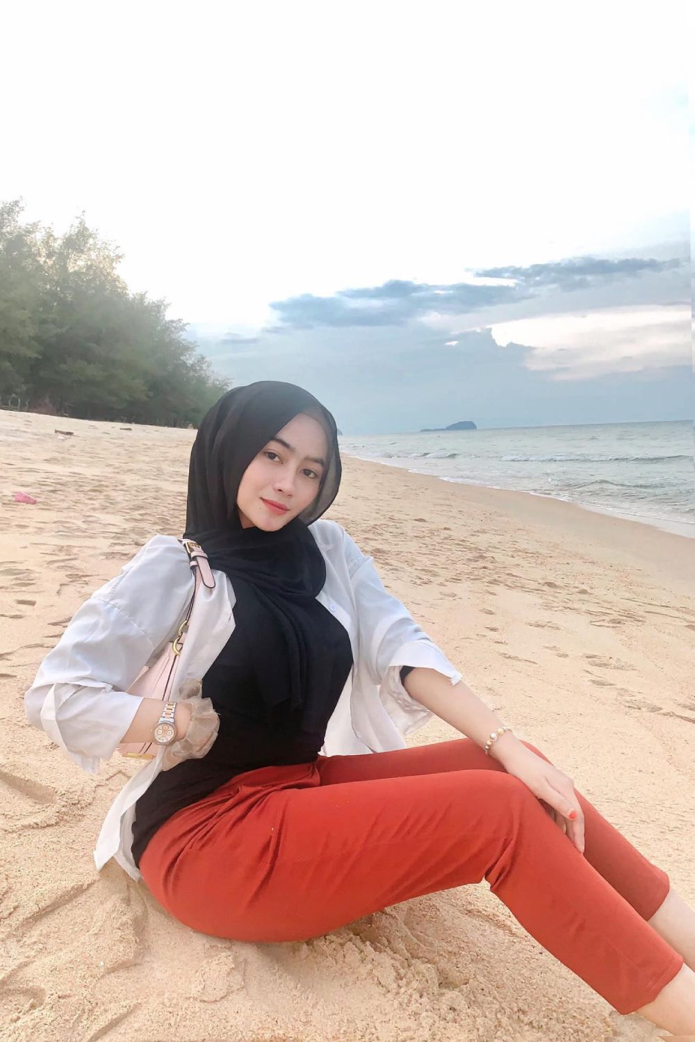 Eyny Mawar Selebgram Seksi Hijab Malaysia Liburan di Pantai