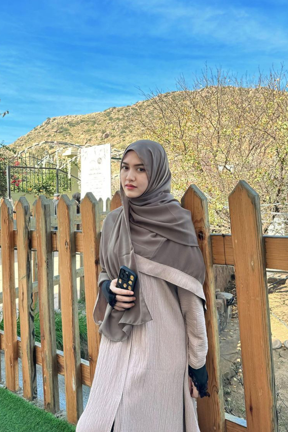 Happy Asmara Tampil Cantik dan MAnis dengan Hijab yang Religi