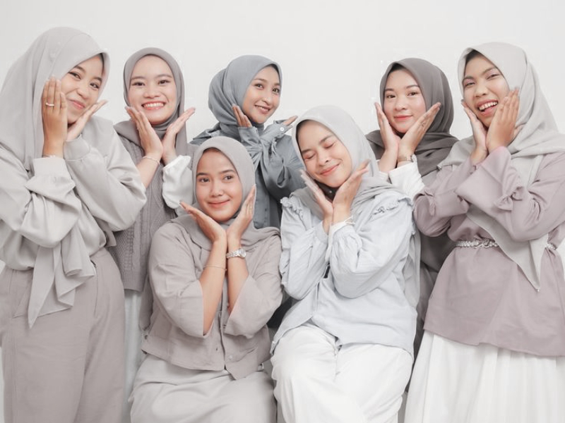 Apa Warna Baju Abu Abu yang Cocok Yang Jilbab Abu-Abu?