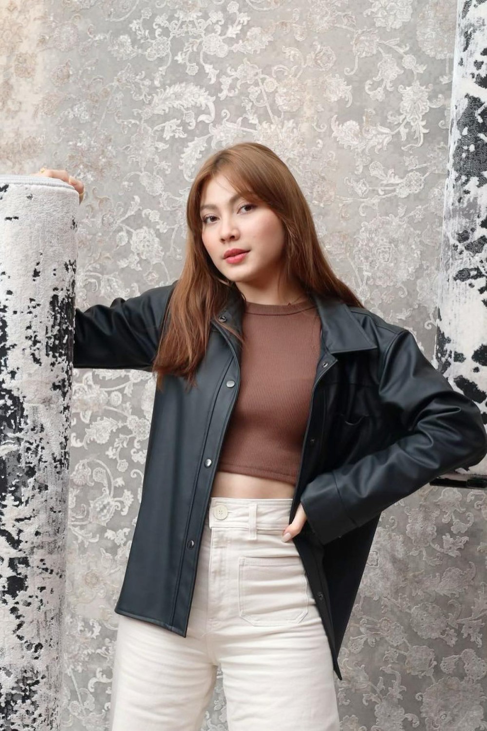 Haviza Devi Model Dan artis Seksi Ketat Pose sensual