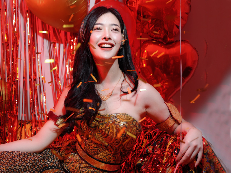 Foto Busana Kebaya Tradisional Seksi Dara Sarasvati