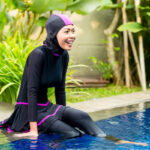 Burkini Cewek Hijab Basah di Pinggir Kolam Renang