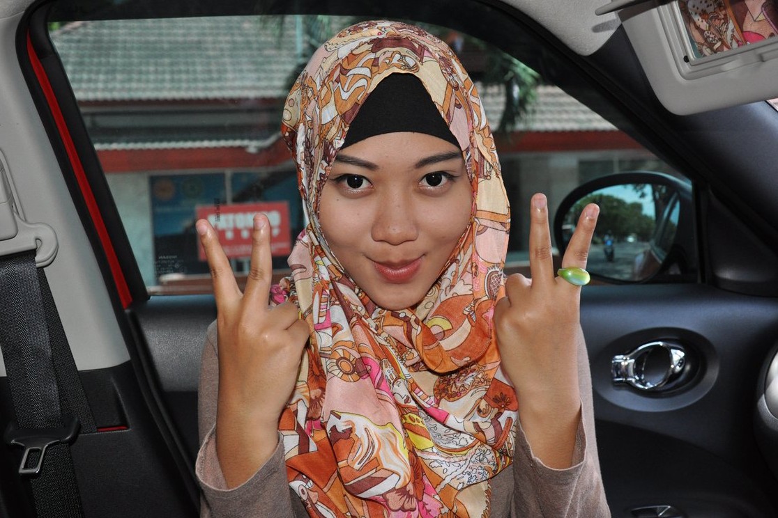 Bidan Ani Revani MAnis Selfie di dalam MObil