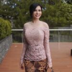Kebaya Seksi Jawa Maria Vania